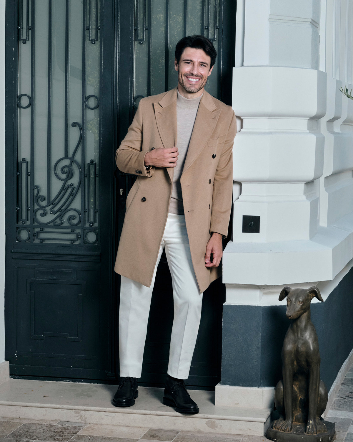 Palton camel Consiglieri la două rânduri de nasturi, purtat cu pantaloni crem
