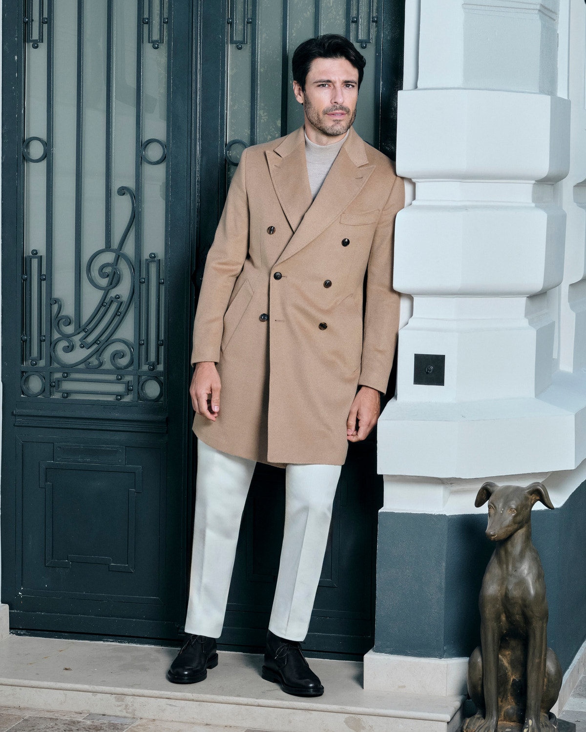 Palton camel Consiglieri la două rânduri de nasturi, purtat cu pantaloni crem