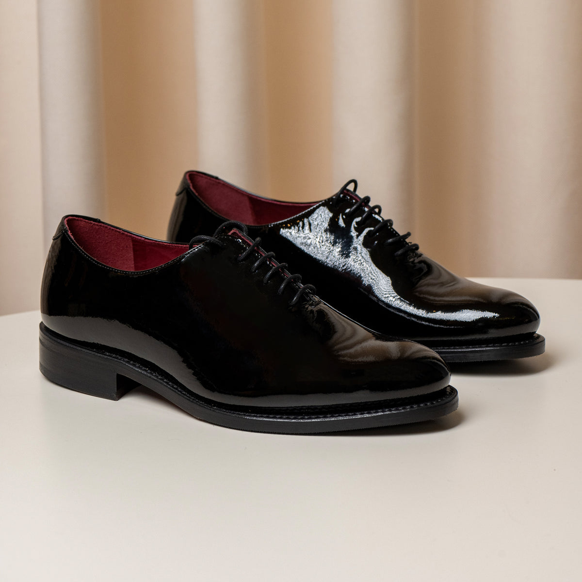 Pantofi Consiglieri Oxford negri cu luciu intens și șireturi fine