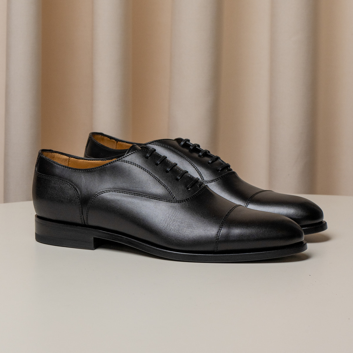 Pantofi Consiglieri Oxford negri cu șireturi și vârf delimitat
