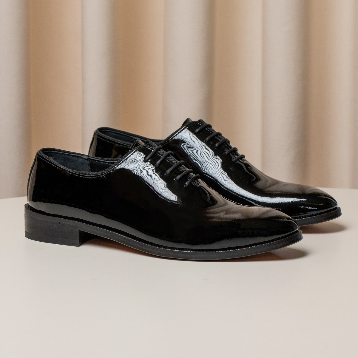 Pantofi Consiglieri Oxford negri cu luciu intens și șireturi fine