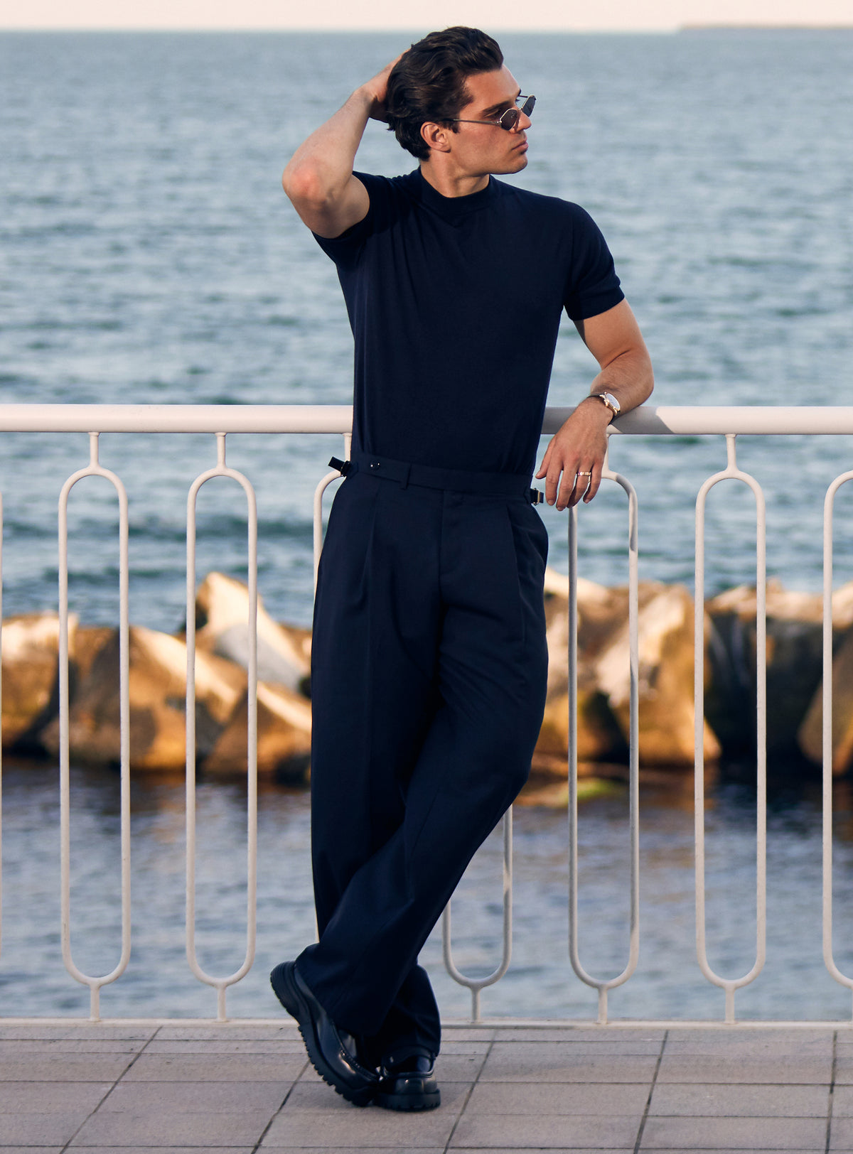 Ținută Consiglieri în tonuri închise, cu tricou cu mânecă scurtă și pantaloni cu pense
