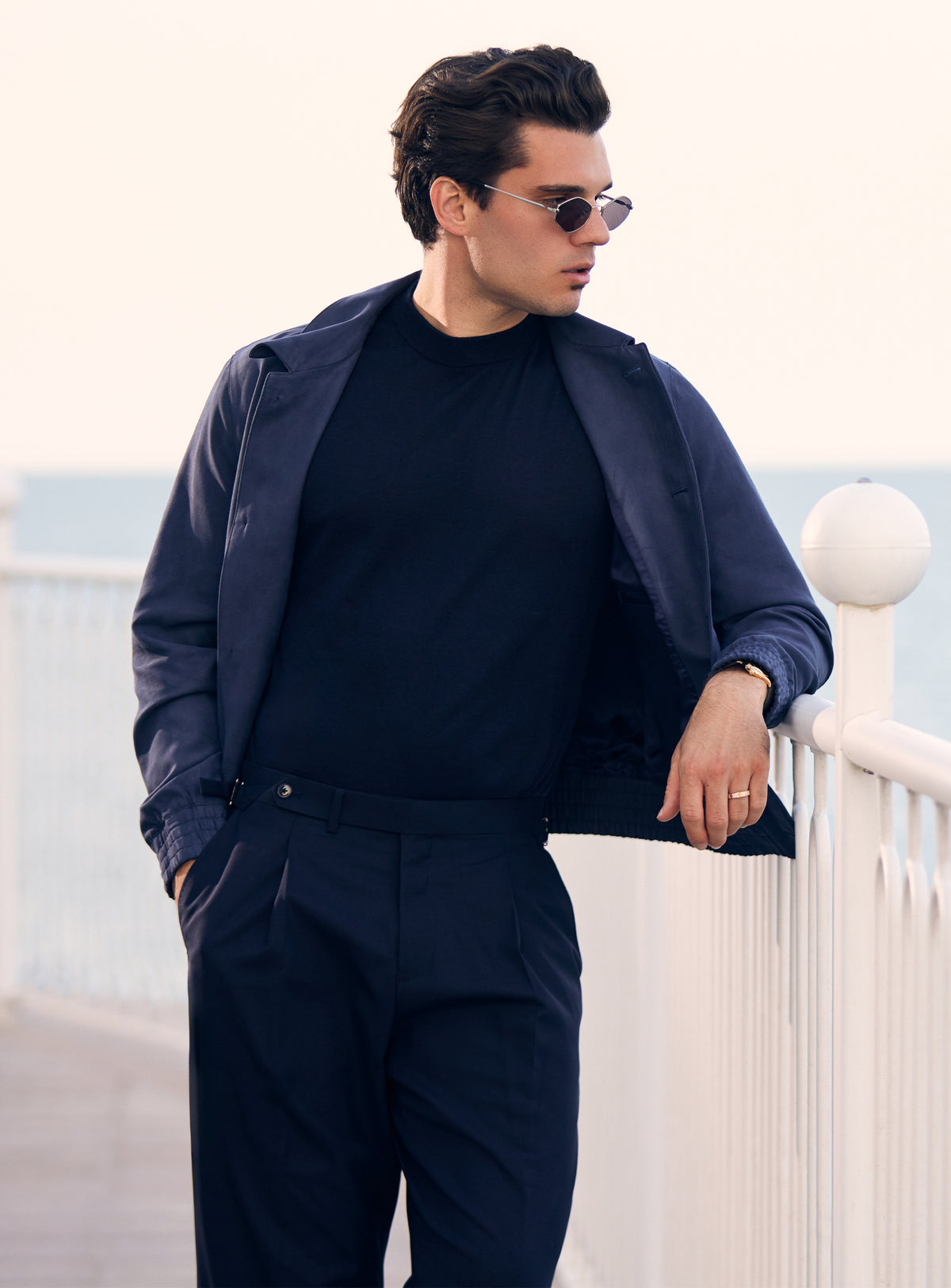Jachetă bleumarin Consiglieri cu guler de cămașă, într-o ținută cu tricou și pantaloni închiși