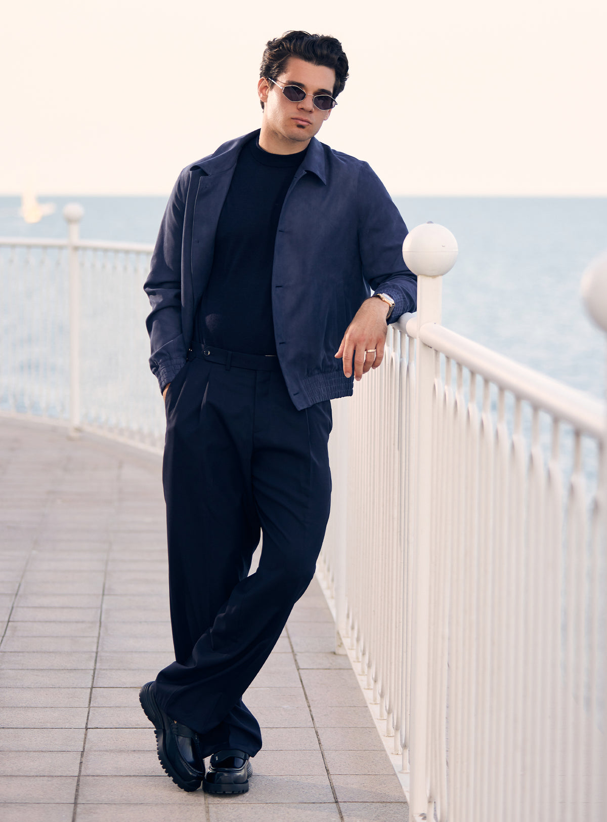 Jachetă bleumarin Consiglieri cu guler de cămașă, într-o ținută cu tricou și pantaloni închiși