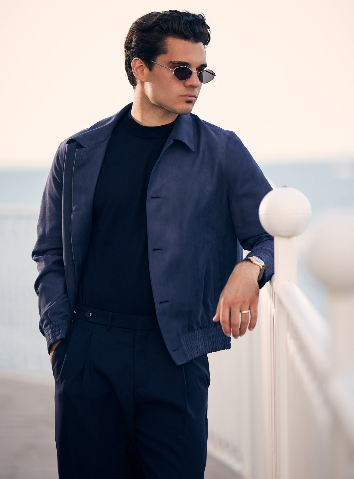 Jachetă bleumarin Consiglieri cu guler de cămașă, într-o ținută cu tricou și pantaloni închiși