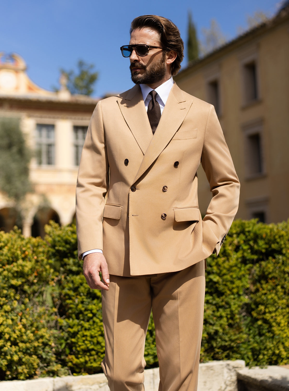 Costum camel Consiglieri la două rânduri de nasturi, purtat cu cămașă albă și cravată închisă