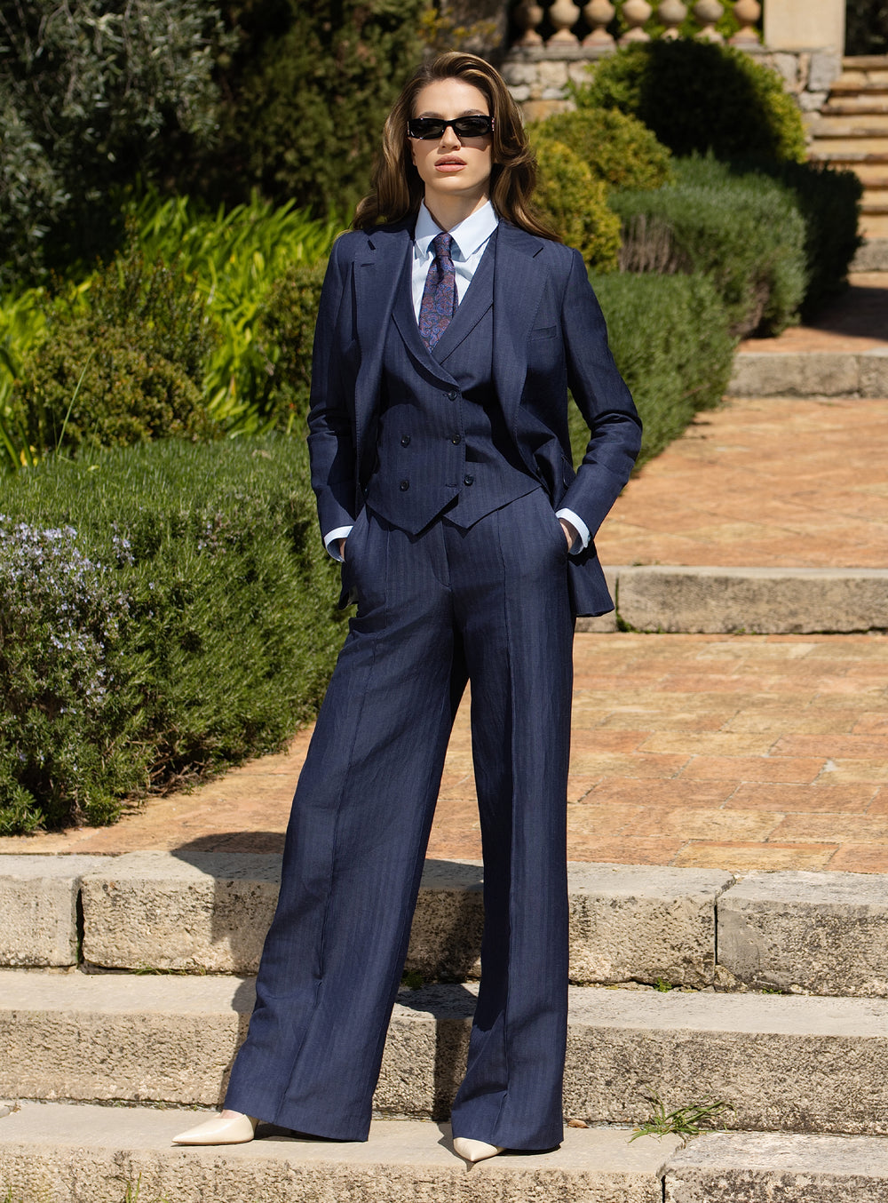 Costum de damă bleumarin Consiglieri DONNA, cu pantaloni largi, cămașă albă și cravată