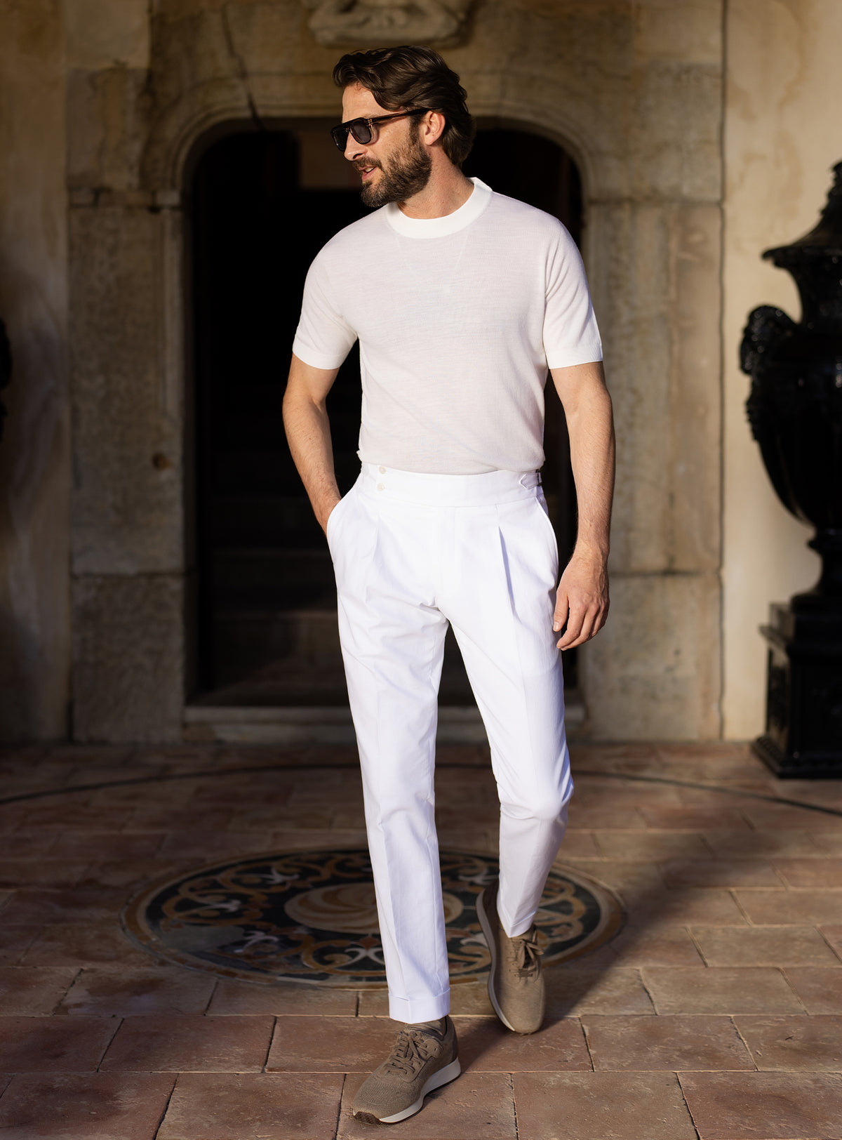 Ținută Consiglieri cu tricou gri deschis și pantaloni albi cu pense
