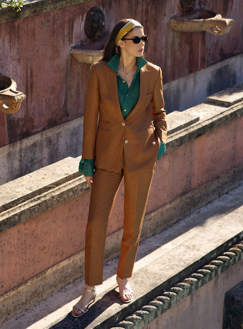 Costum caramel Consiglieri DONNA cu pantaloni conici, purtat cu cămașă verde