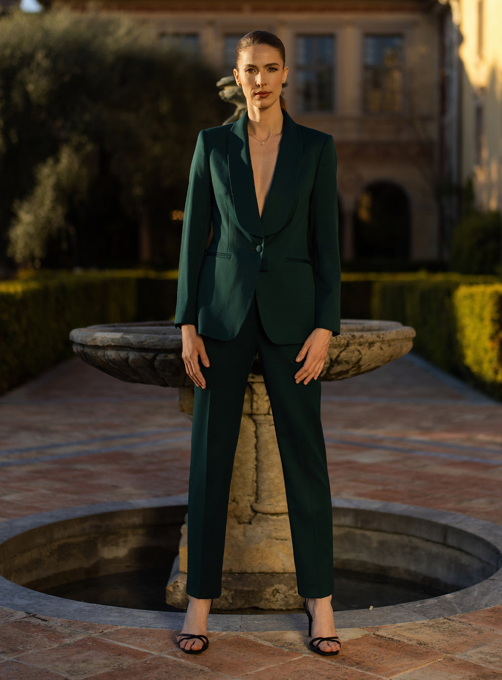 Costum verde închis Consiglieri DONNA, cu sacou cu rever șal și pantaloni conici