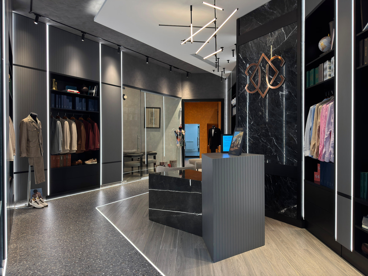 Recepția cu monogramă a showroomului Maison Consiglieri Constanța, dedicat costumelor la comandă.