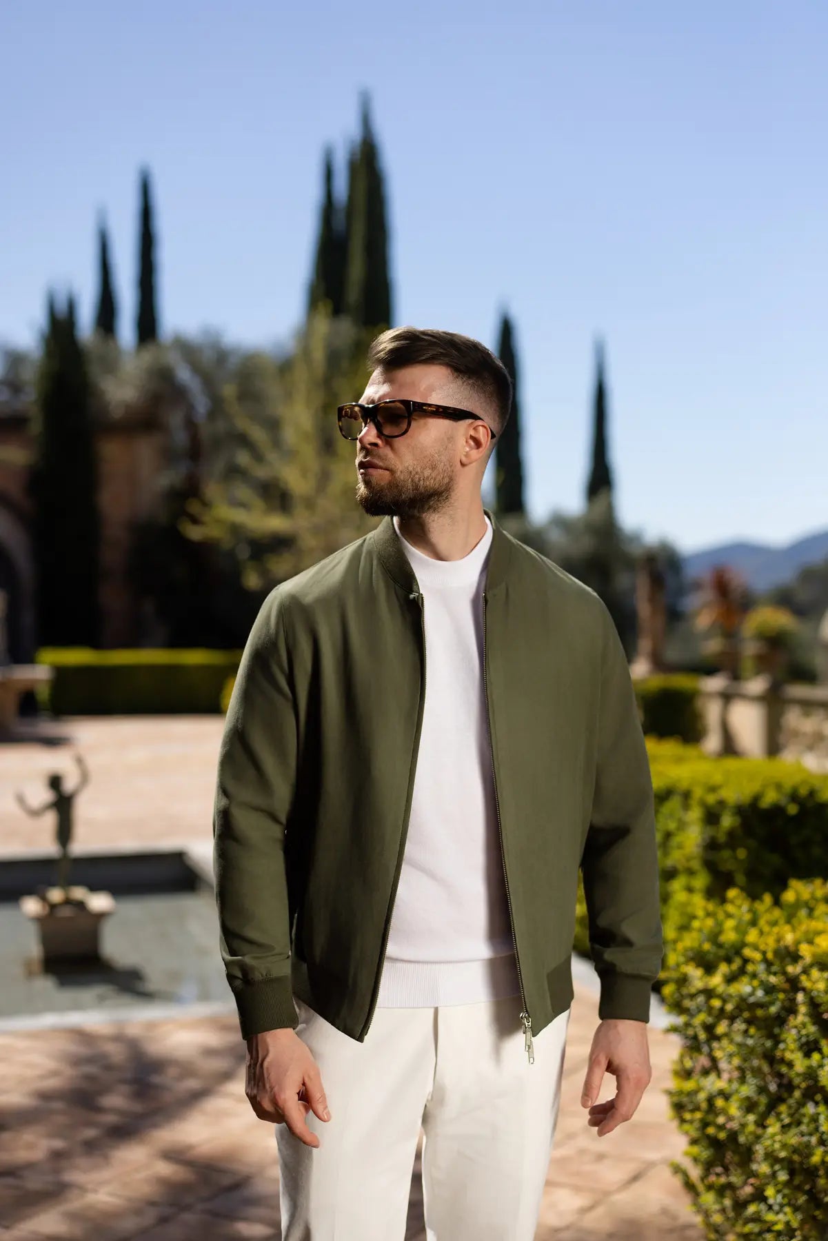 Bomber Jacket Consiglieri în nuanța Olive, cu o prezență modernă și distinctă.