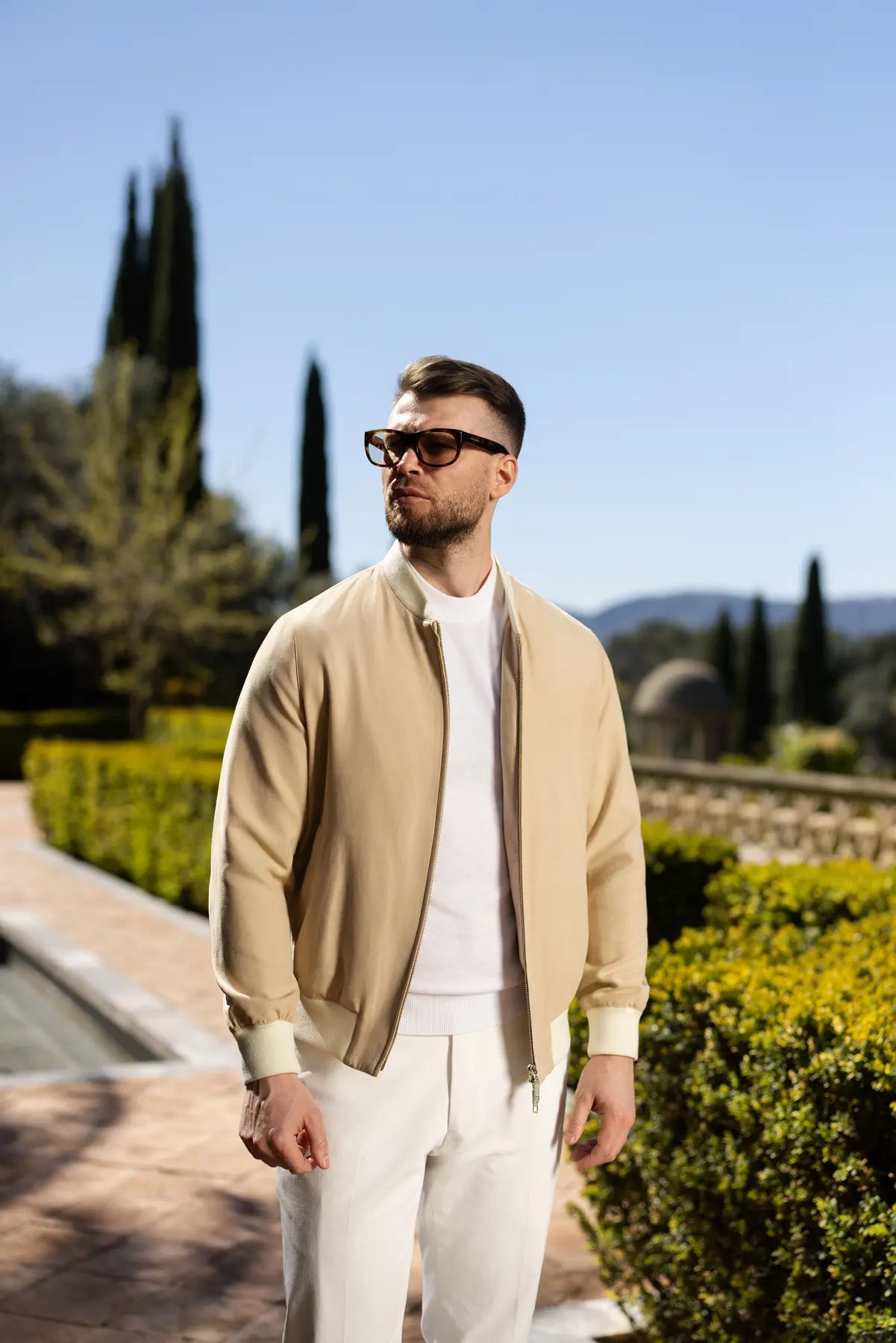 Bomber Jacket Consiglieri în nuanța Sand — lumină, lejeritate și o linie curată.