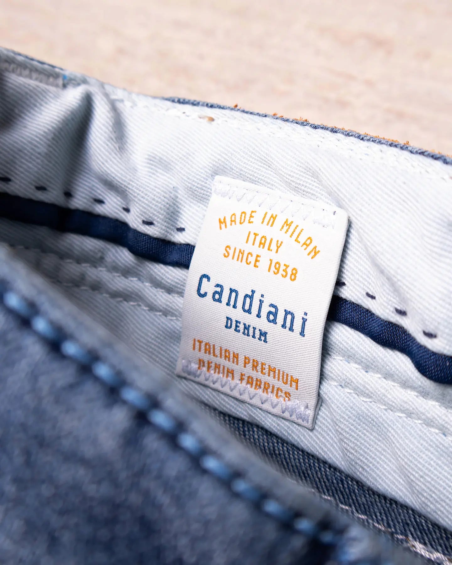 Denim italian Candiani — caracter, stabilitate și o evoluție frumoasă în timp.