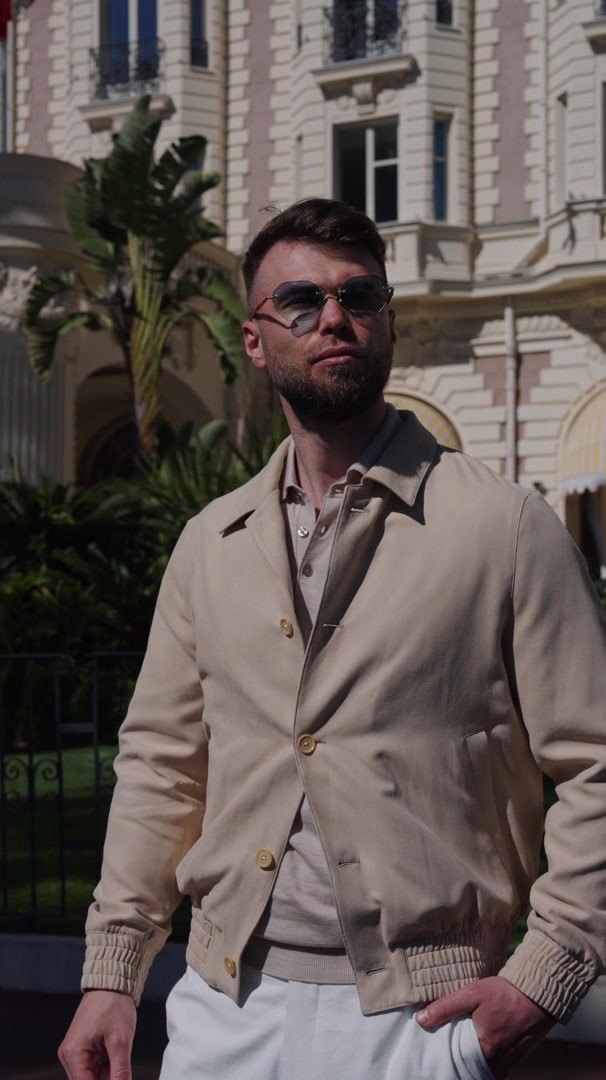Jachetă Bomber nisipie într-un cadru urban luminos — filmul The Bomber Jacket