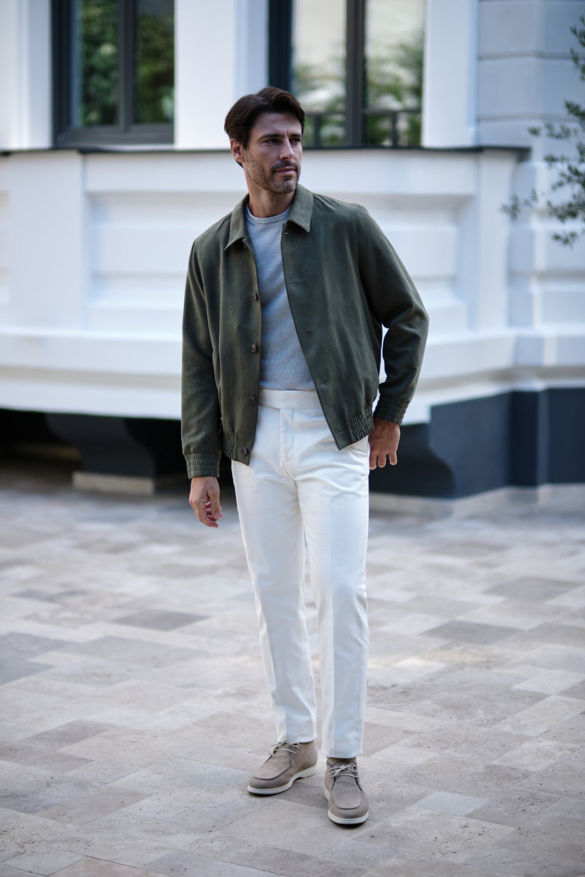 Jachetă olive, pantaloni ivory — ținuta completă