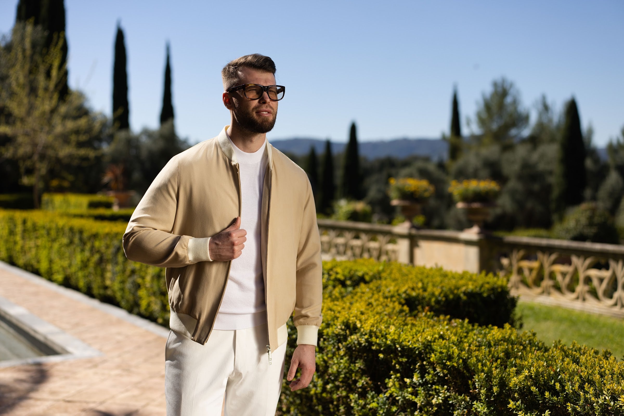 Bomber Jacket Consiglieri în nuanța Sand, surprins într-un cadru panoramic care îi evidențiază croiul curat.