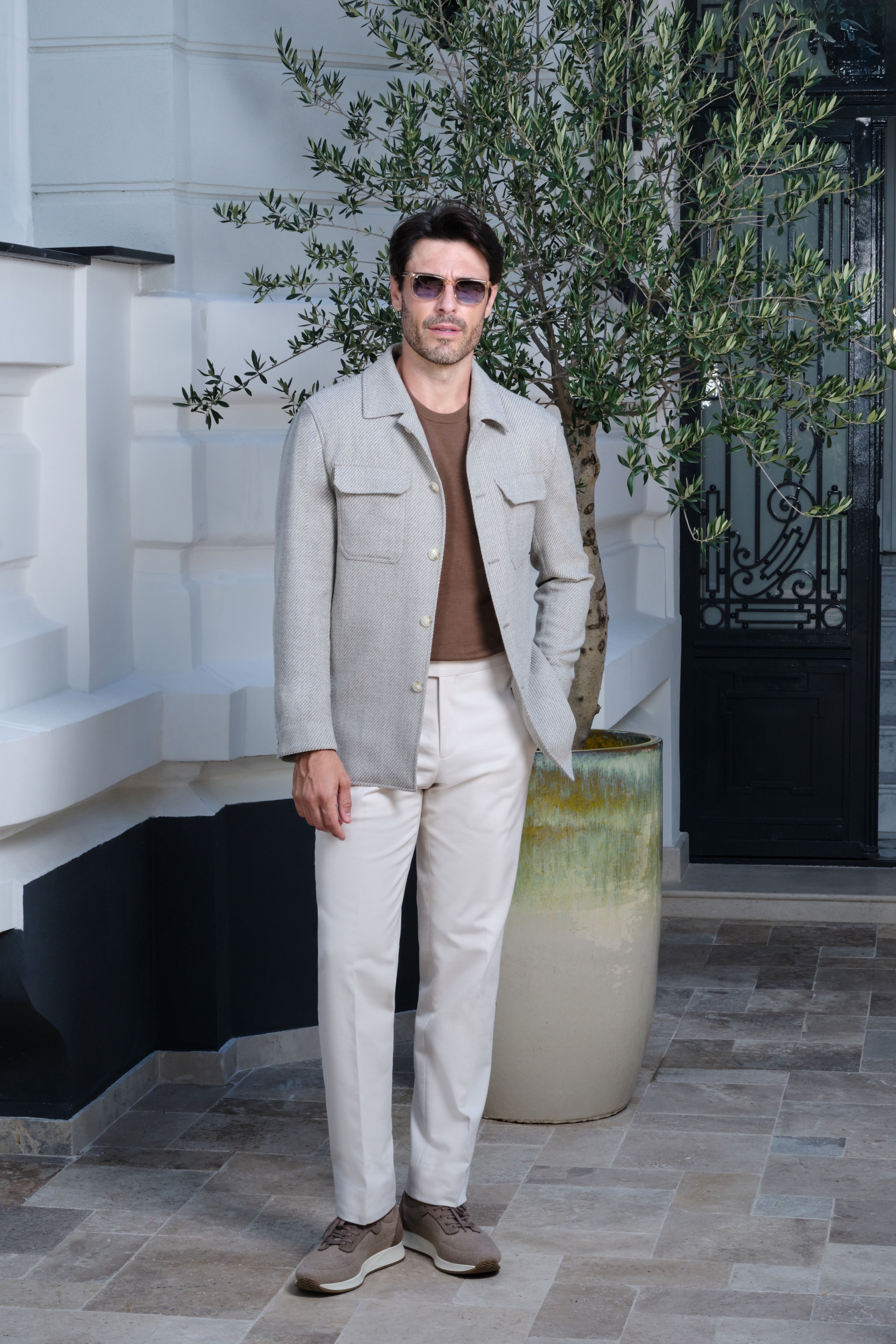 Jachetă gri cu model în spic, tricotaj brun, pantaloni Ivory și pantofi sport