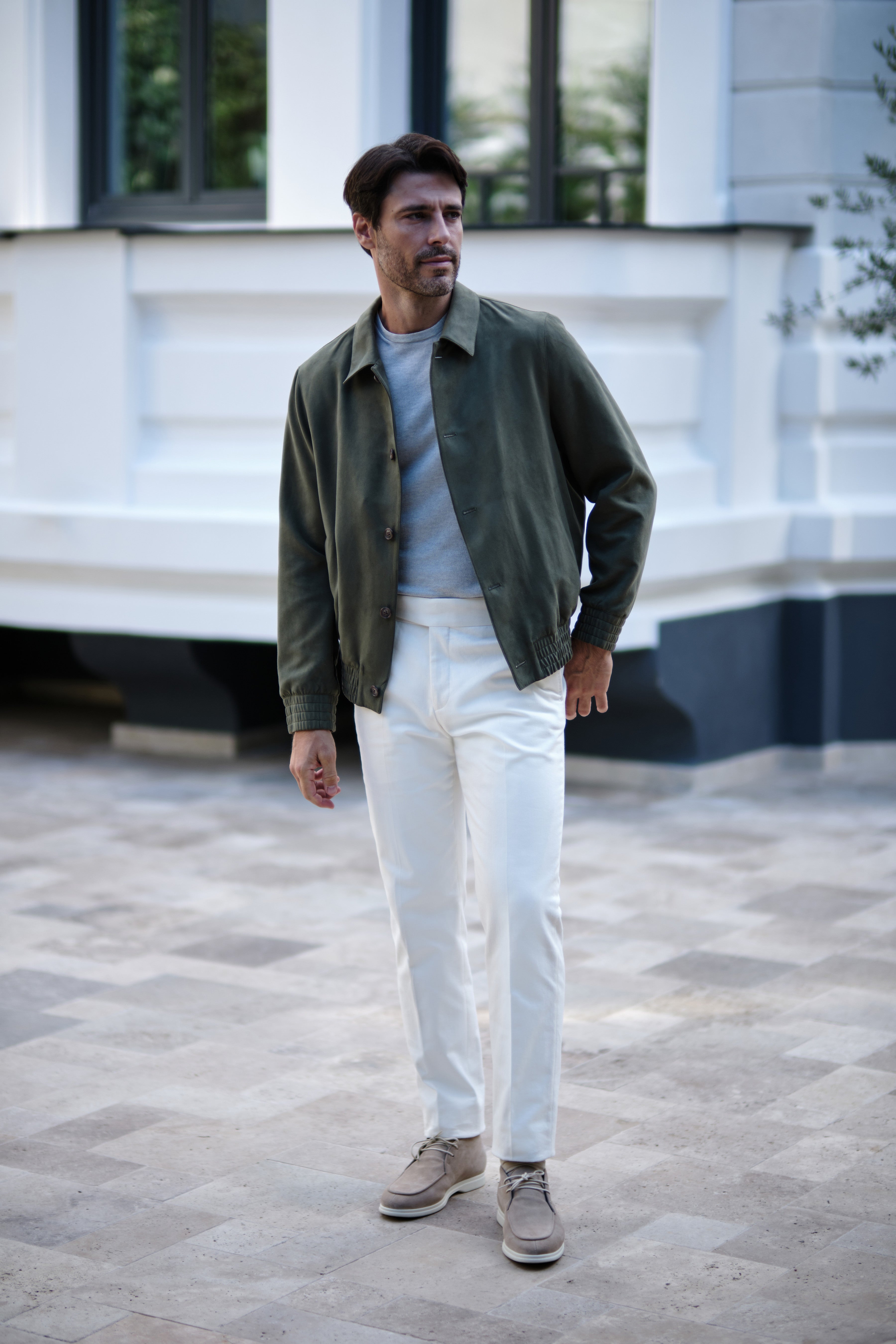Jachetă bomber Faux Suede verde-oliv, cu tricou gri și pantaloni Ivory