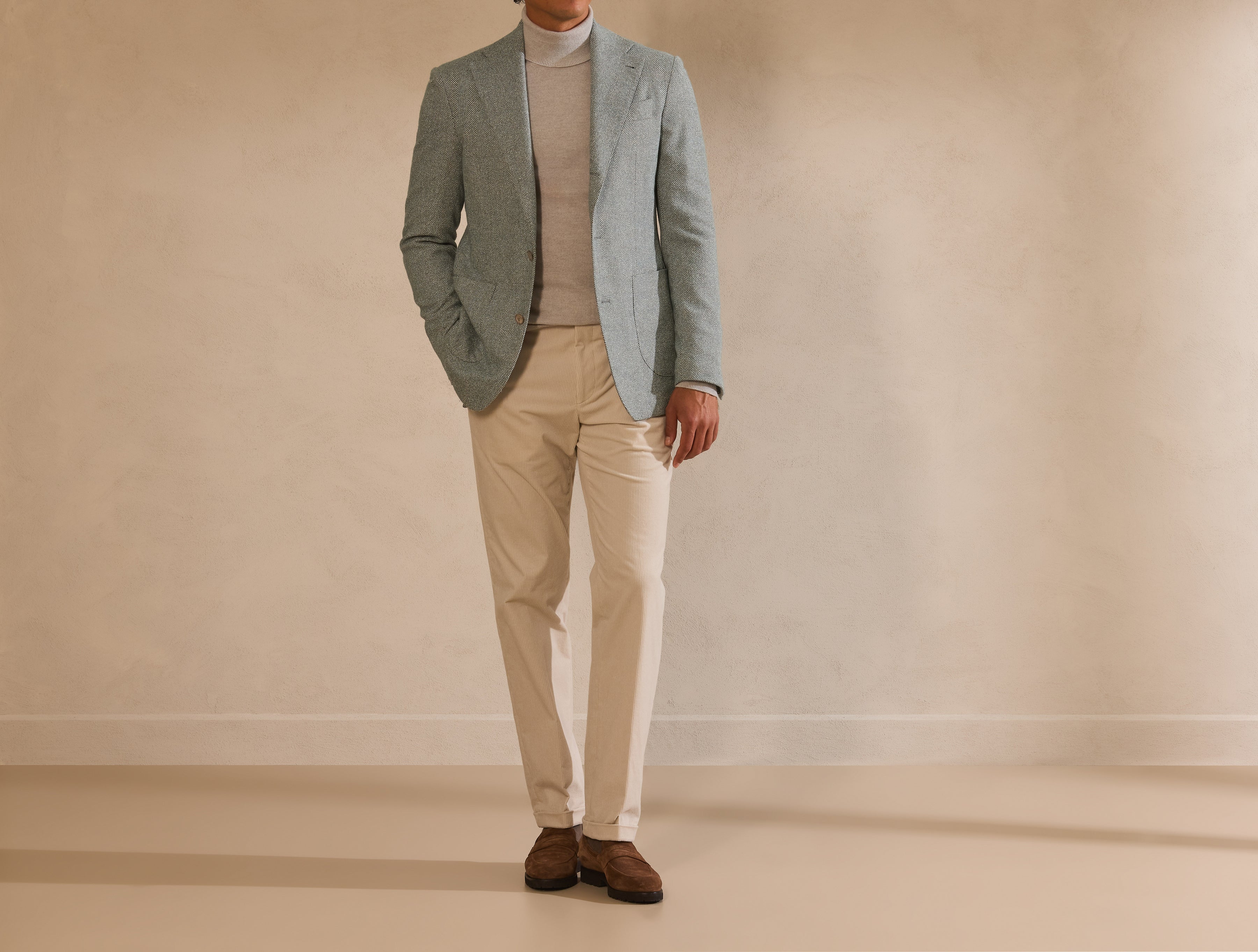 Sacou verde salvie cu pulover taupe pe gât și pantaloni bej din catifea reiată