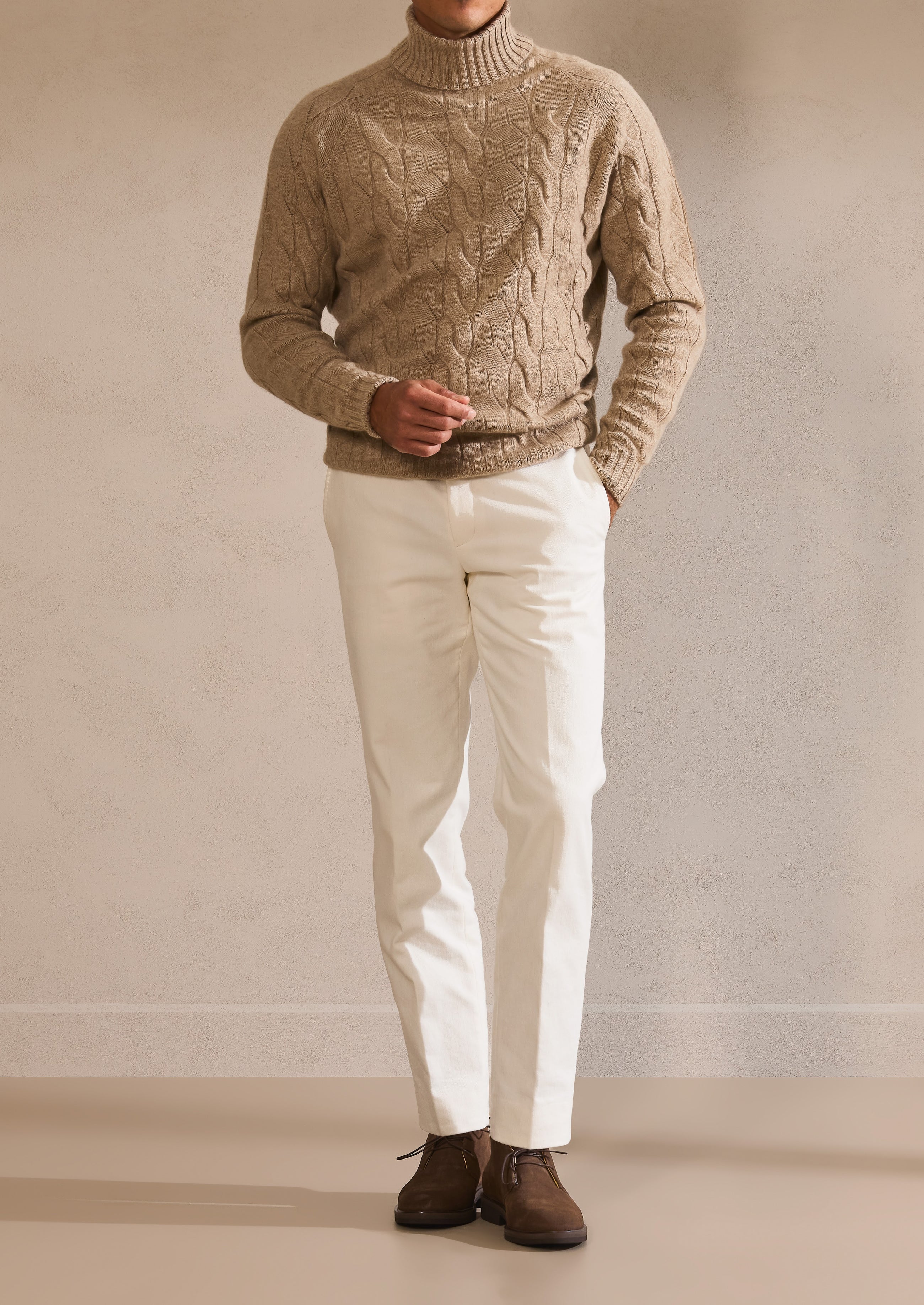 Pulover cable-knit Camel, purtat simplu, în spiritul garderobei Pre-Fall.