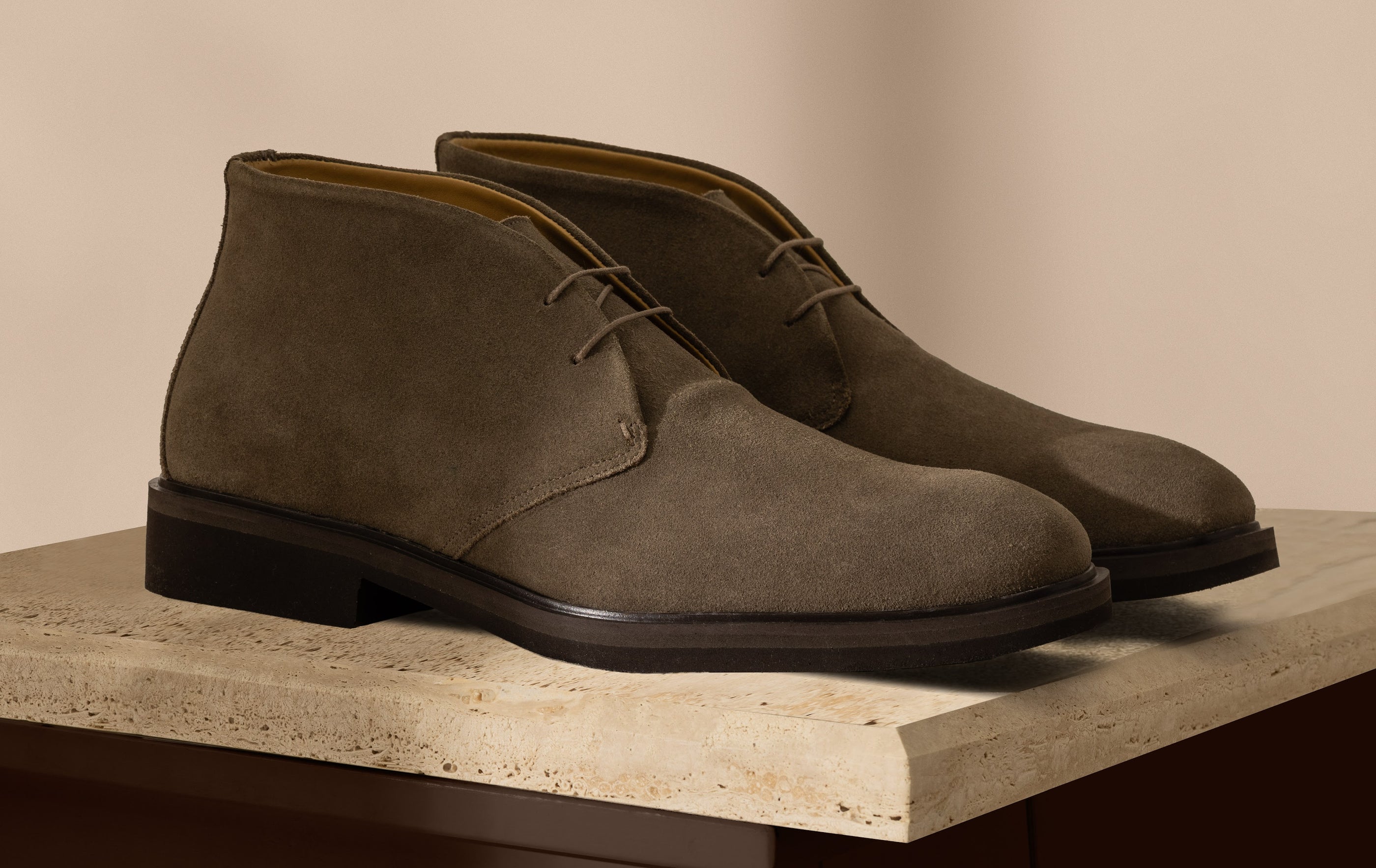 Chukka boots Made-to-Order în tonuri naturale, gândiți pentru purtare zilnică.