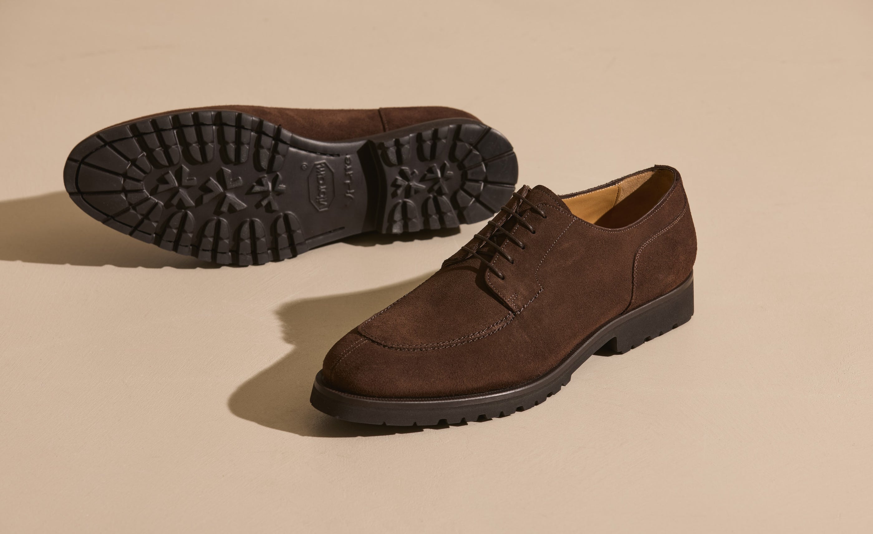 Split-toe bluchers Made-to-Order — linii clasice și caracter discret.