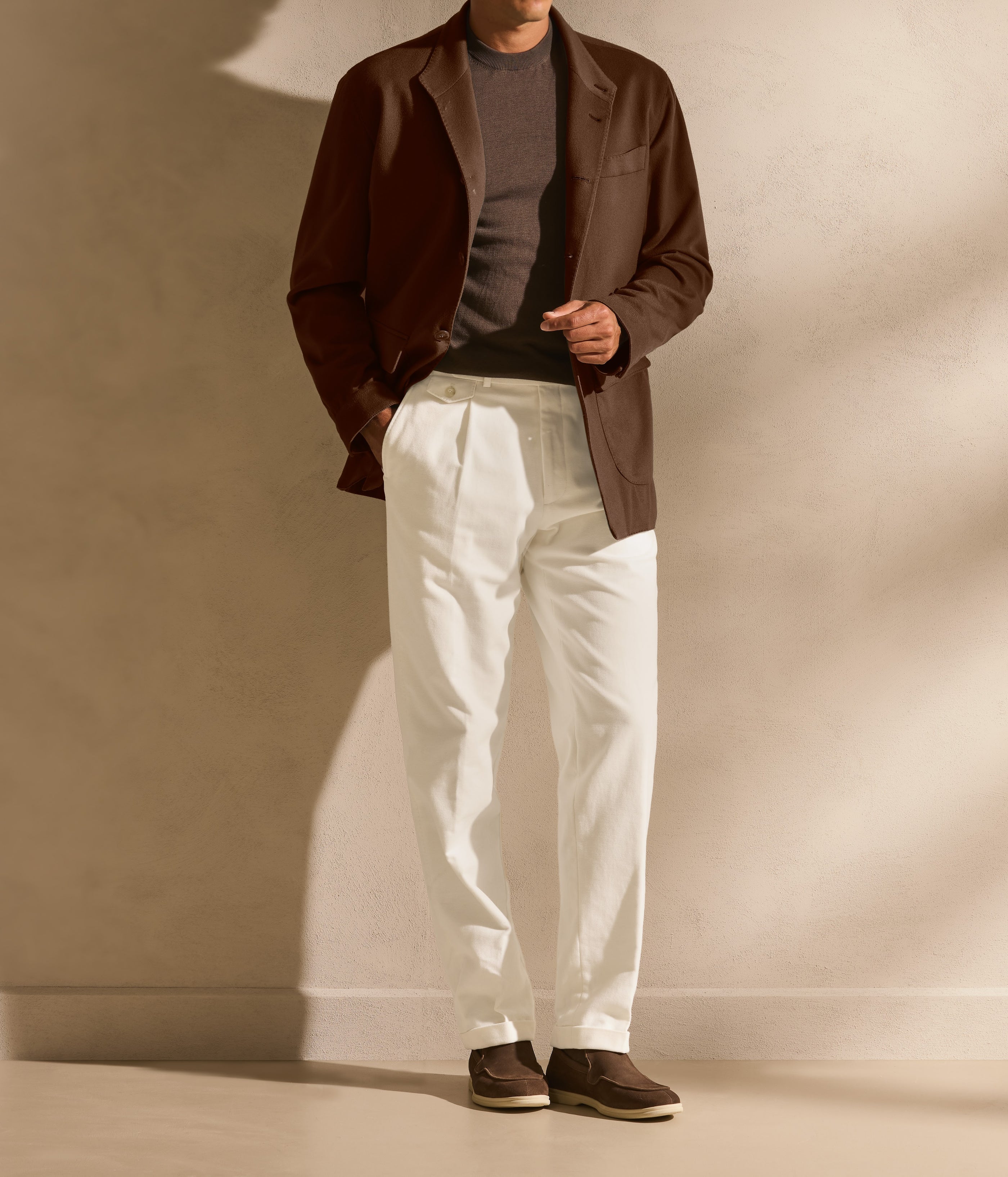 Chocolate Brown și Ivory, cu Mid-Top Loafers — un dialog cald de tonuri Pre-Fall.