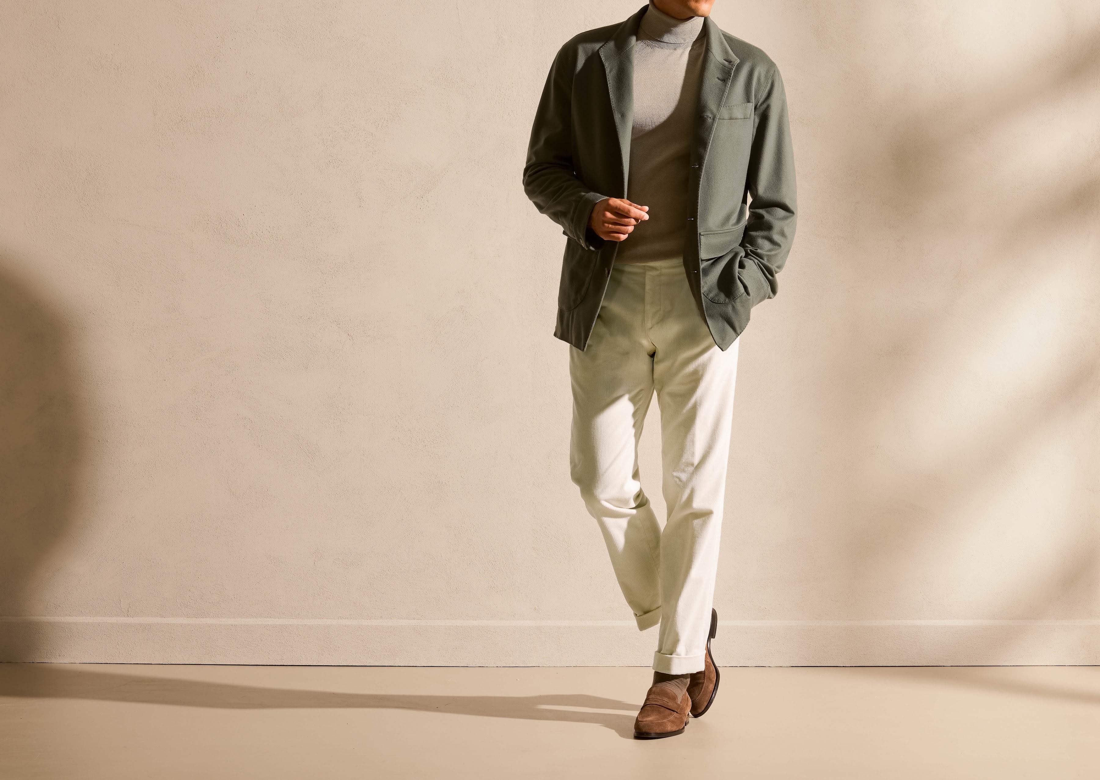 Jachetă verde-oliv cu tricotaj fin și pantaloni chino