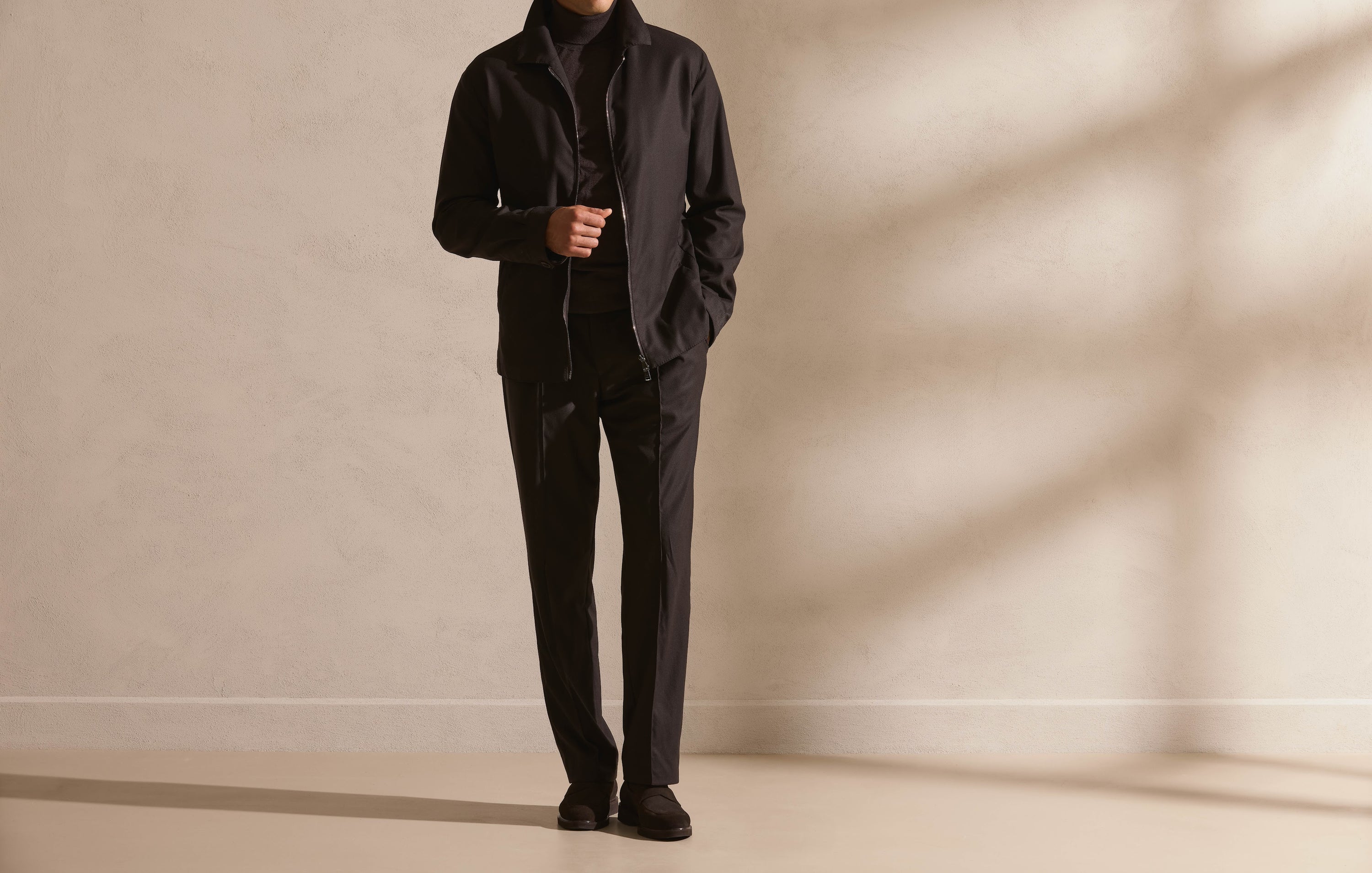 Luxury Leisurewear în tonuri Midnight — confort cu o prezență serală.