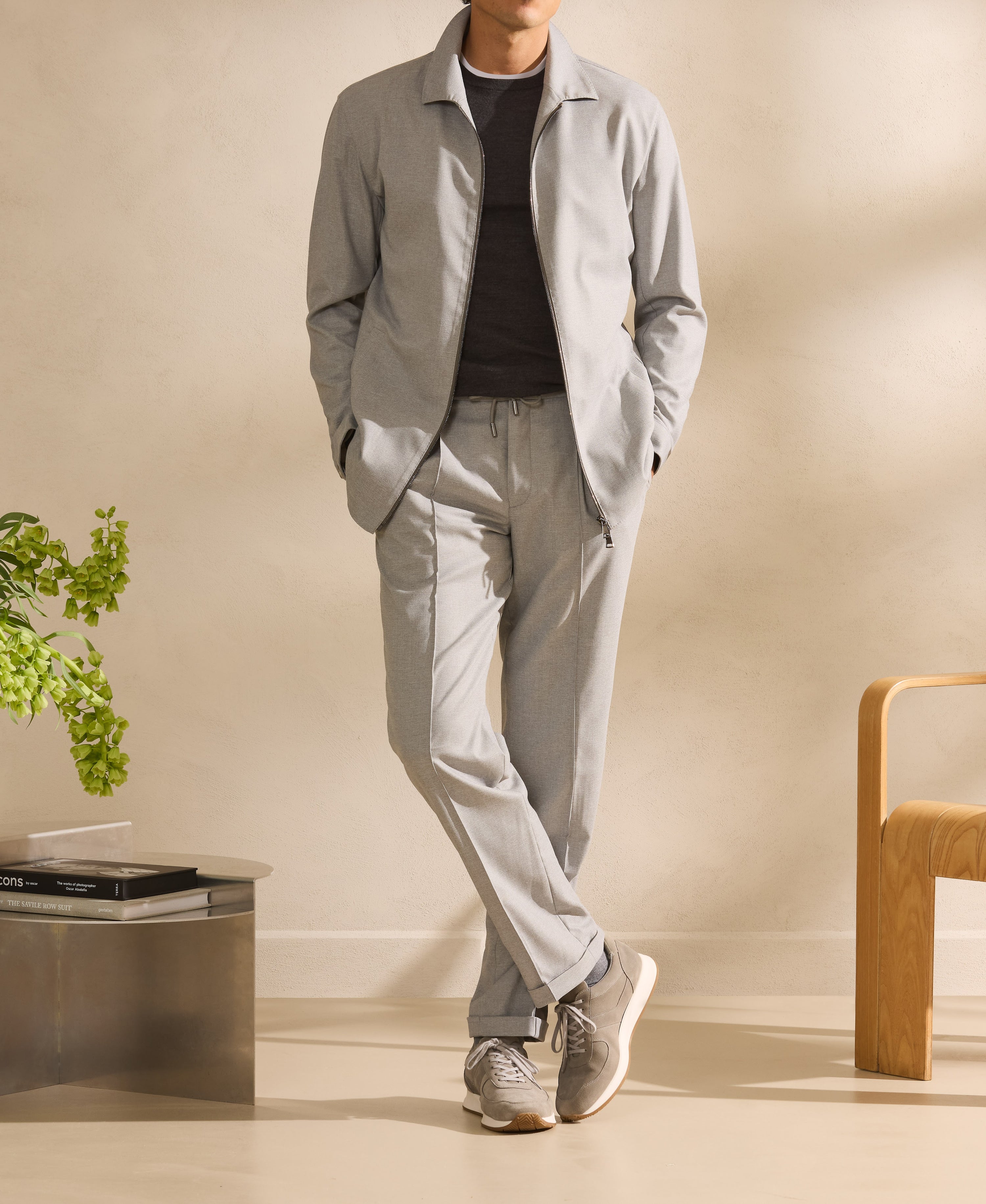Luxury Leisurewear în tonuri gri — relaxare cu o linie disciplinată.