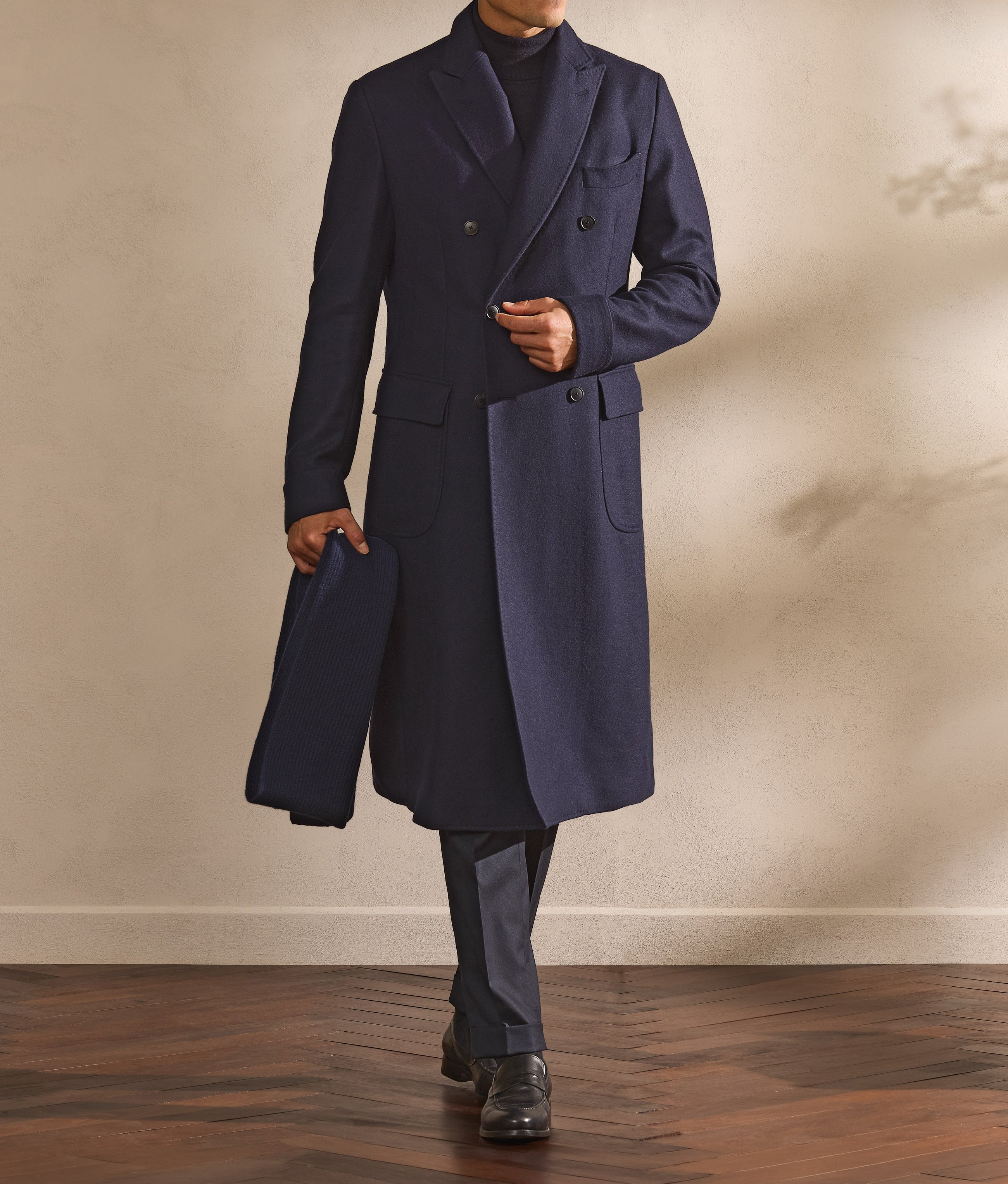 Overcoat bleumarin double breasted — o prezență sigură pentru orele reci.