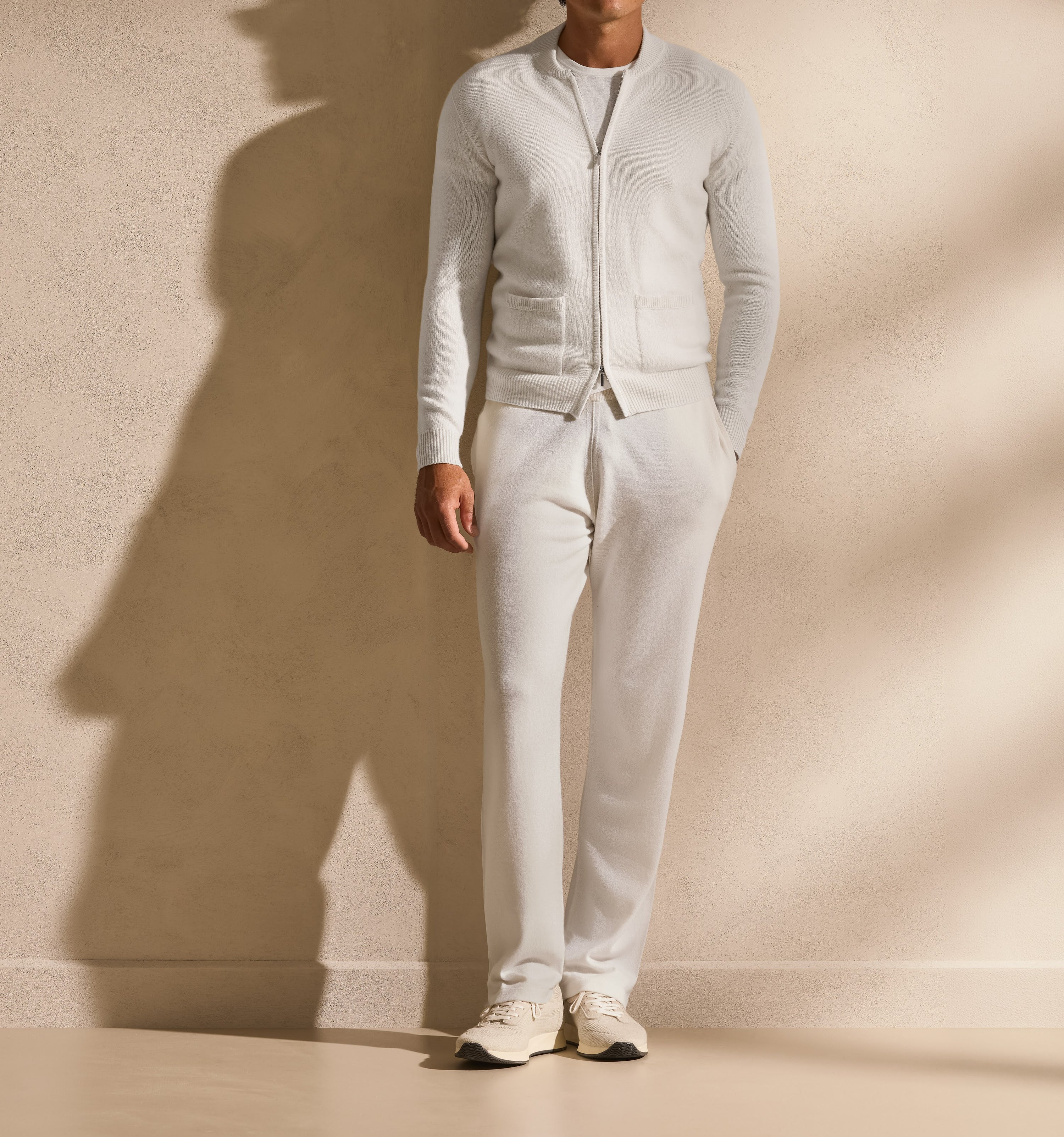 Luxury Leisurewear în nuanța Ivory — începutul lejer al weekendului.