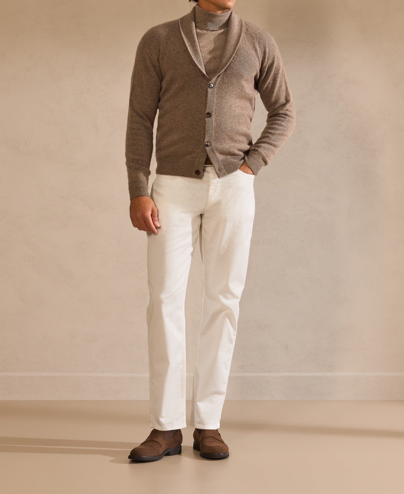Cardigan Taupe peste helancă fină, cu pantaloni în nuanța Ivory — straturi calde, linie calmă.