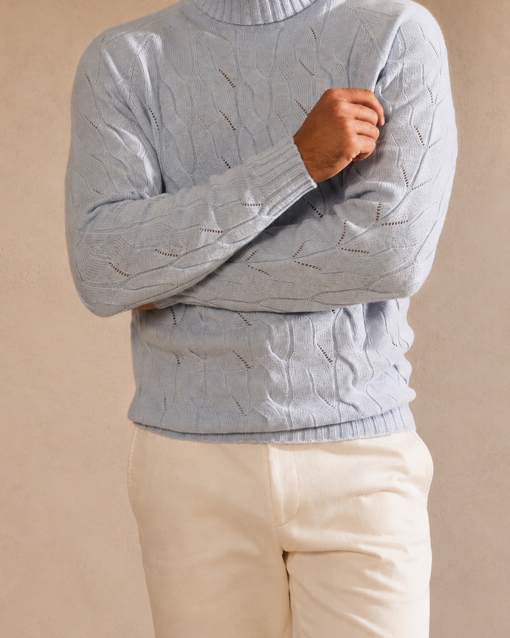 Pulover cable-knit Consiglieri în bleu pal, cu guler înalt și o textură fină.