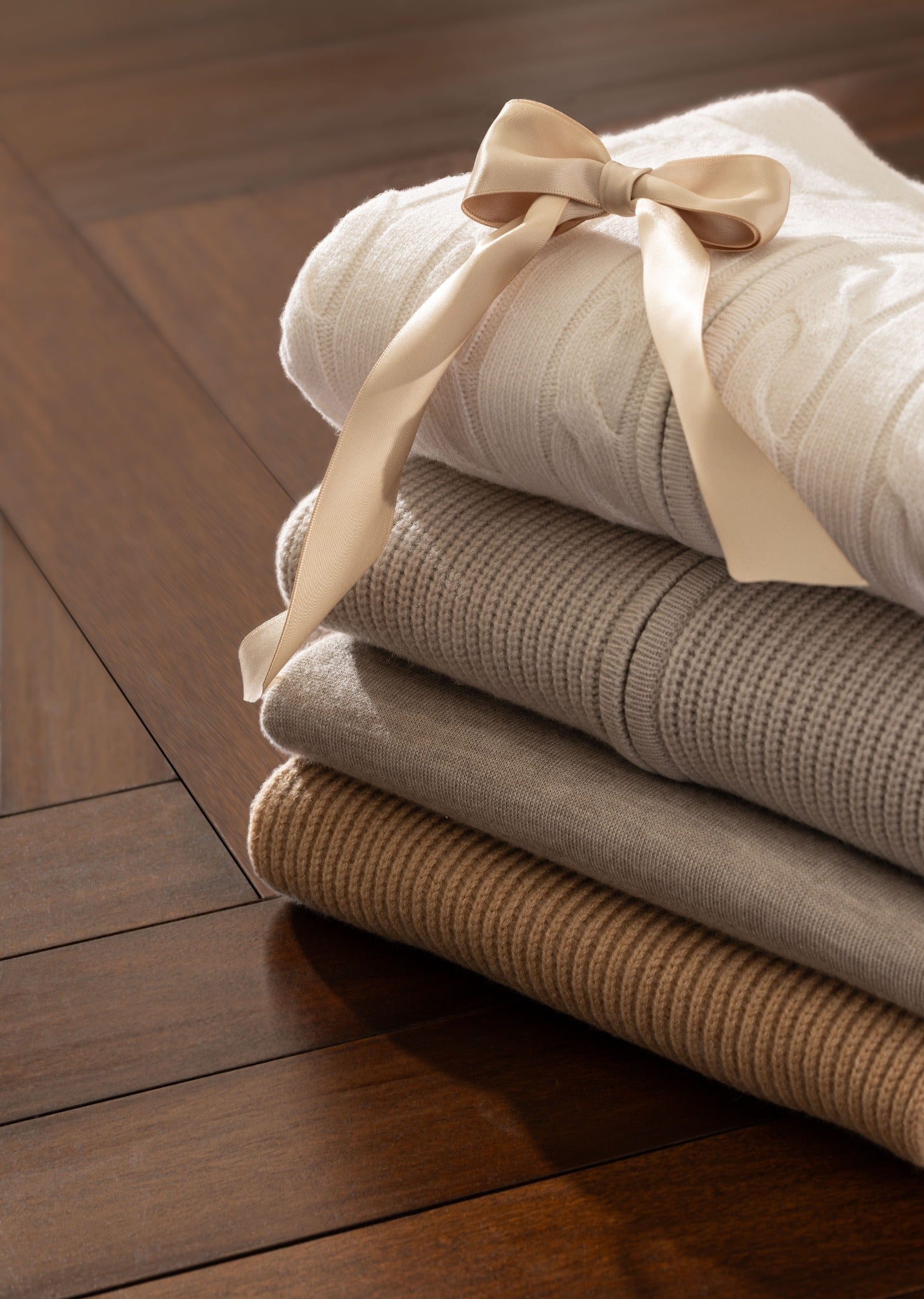 Tricotaje în Ivory, Taupe și Camel — un edit de texturi pentru noul sezon.