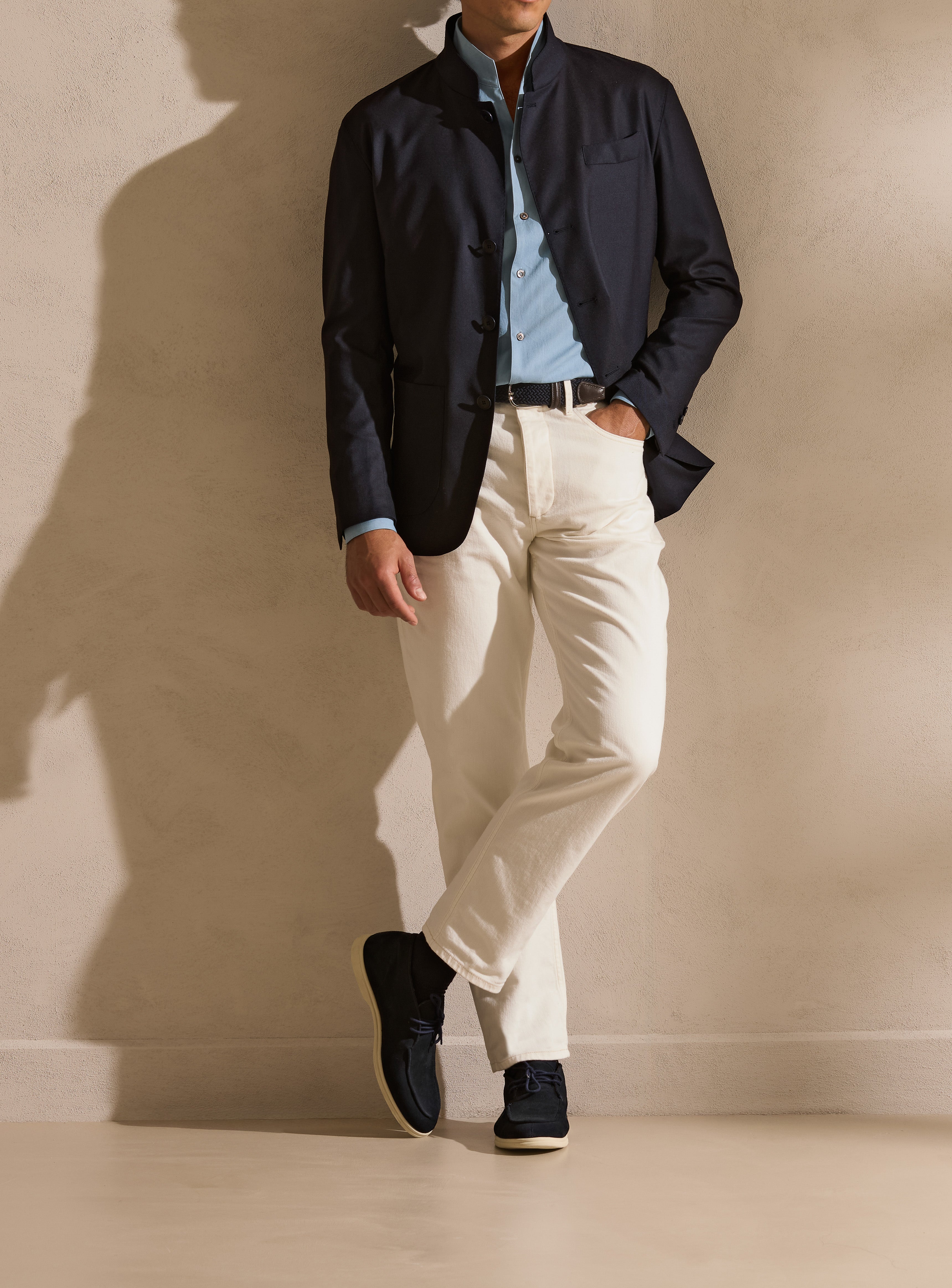 Jachetă bleumarin cu guler Mao, cămașă albastră și pantaloni Ivory