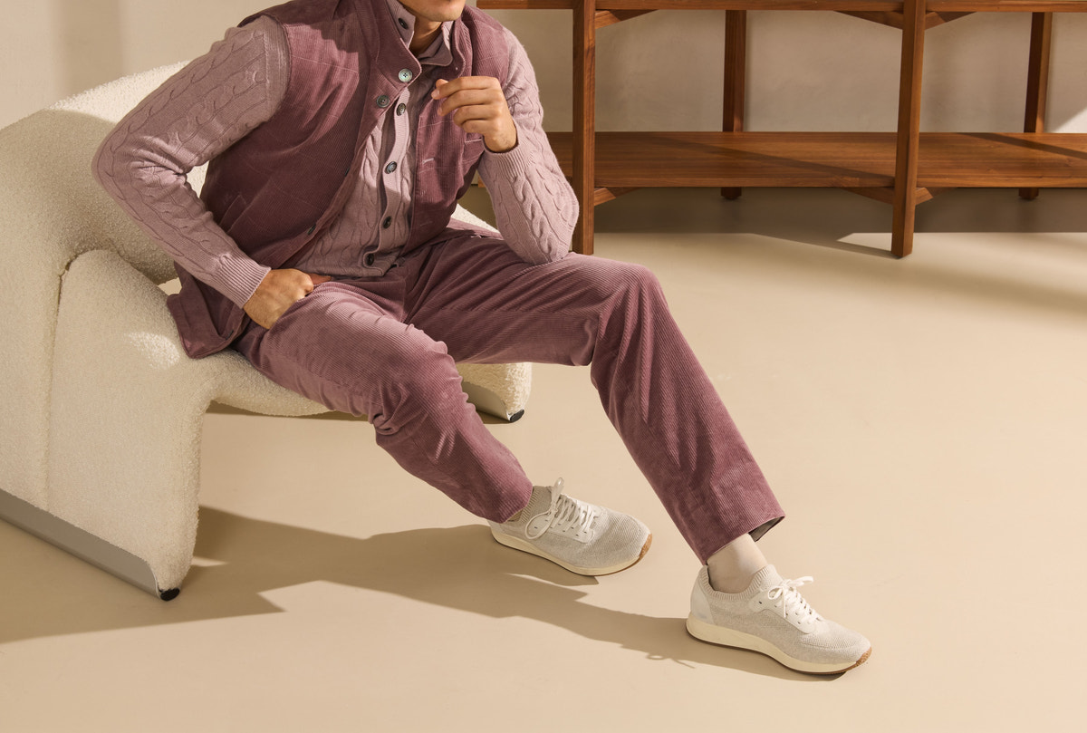 Vestă și pantaloni bordo Consiglieri, purtați cu o cămașă deschisă și sneakers