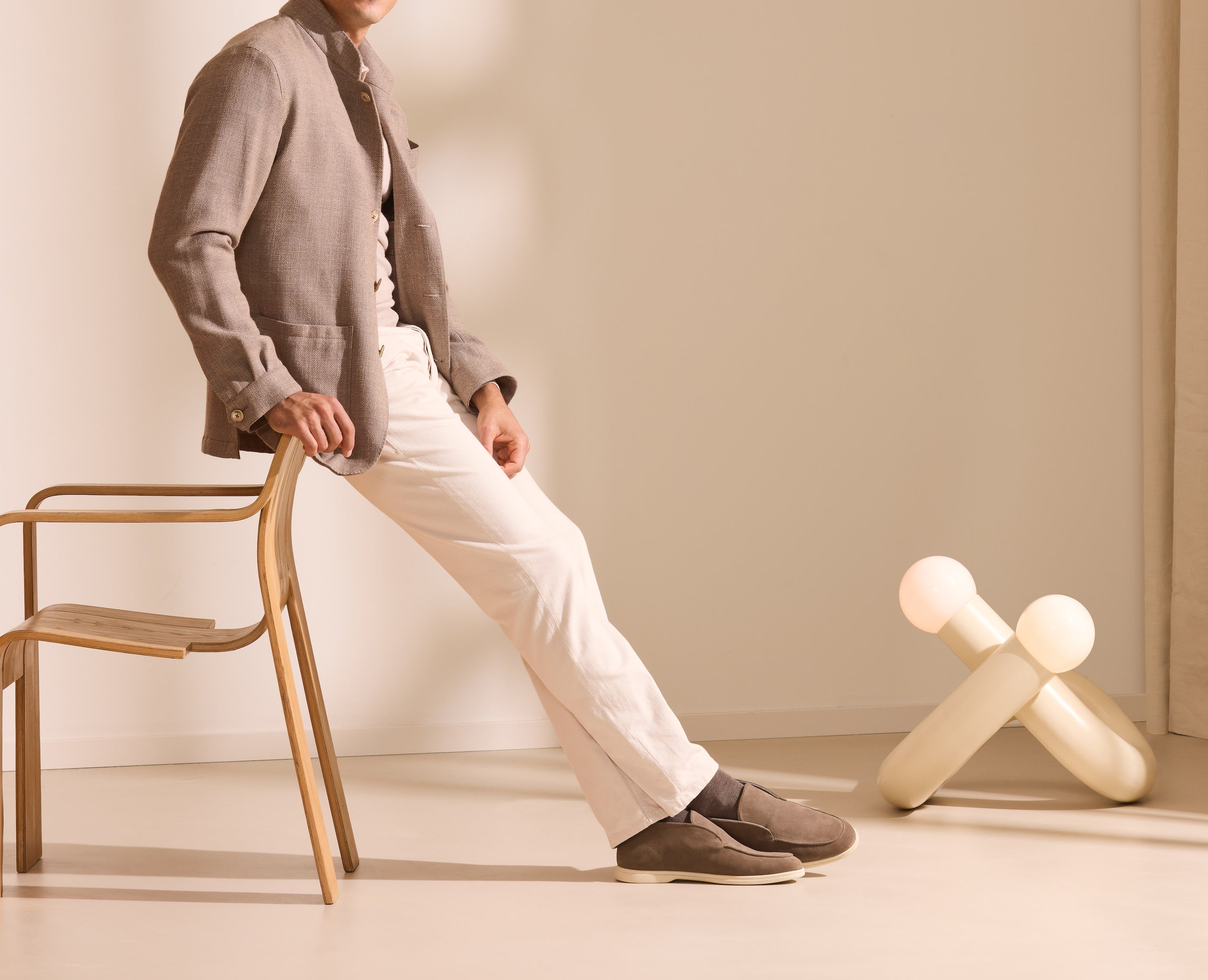 Relaxed Tailoring în Taupe și Ivory — croială lejeră, ținută impecabilă.