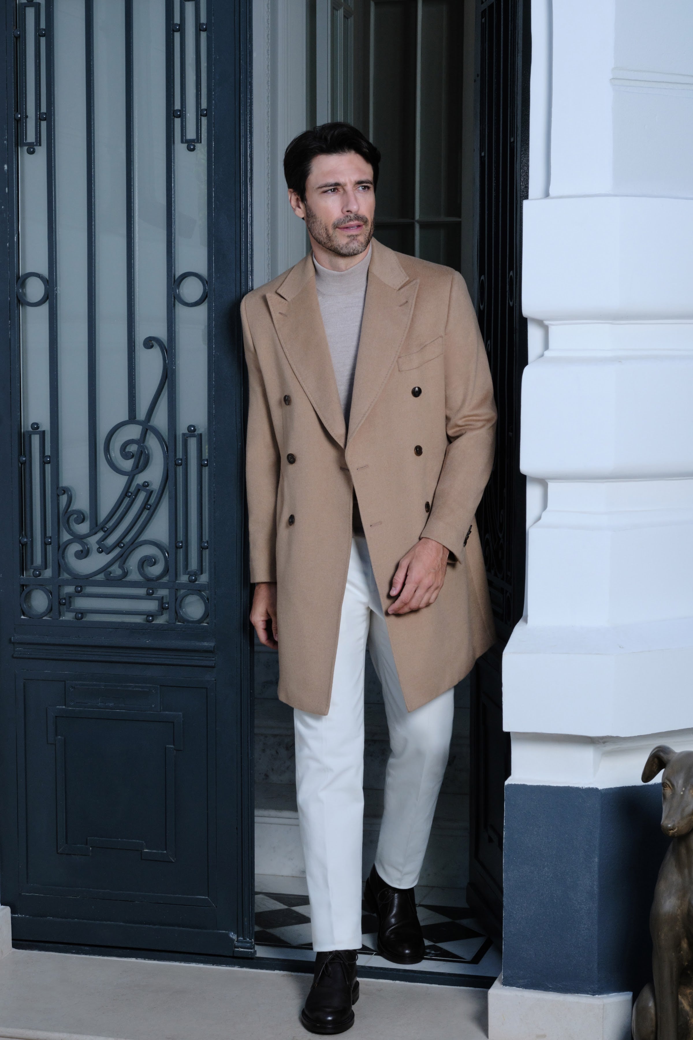 Overcoat Camel Consiglieri, purtat peste tricotaje fine, într-un look relaxat de început de toamnă.