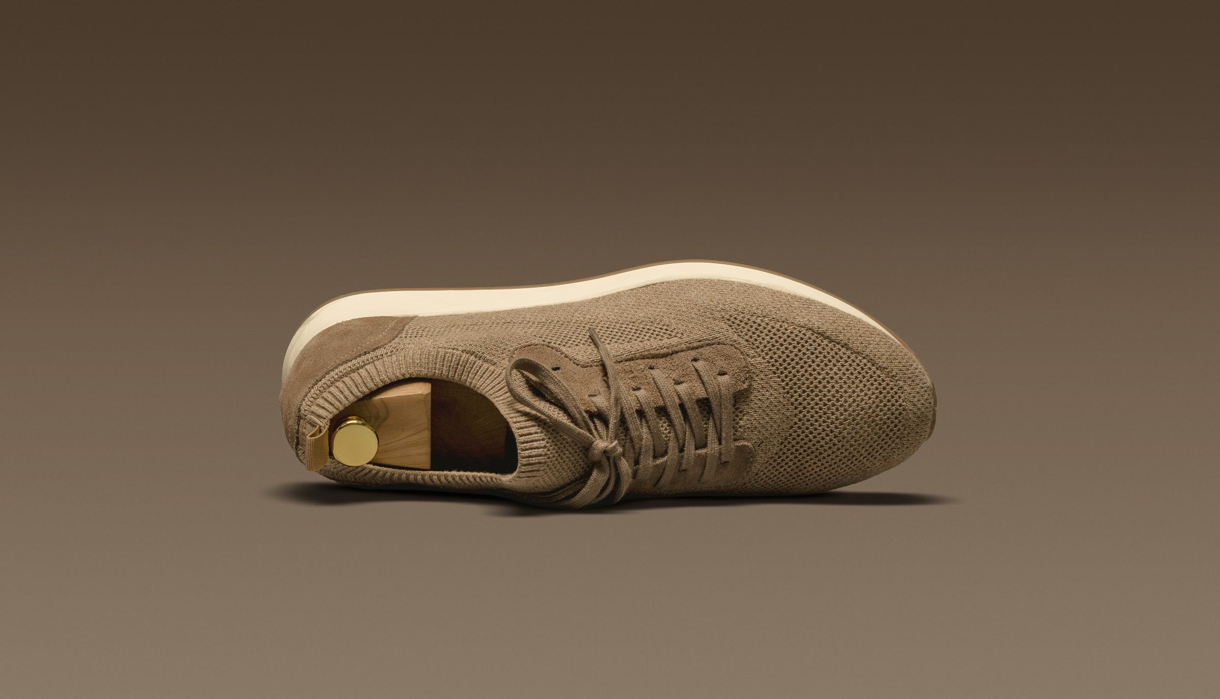 The Runners Consiglieri în tricot tehnic și suede, în nuanța Sand — profilul curat, văzut de aproape.