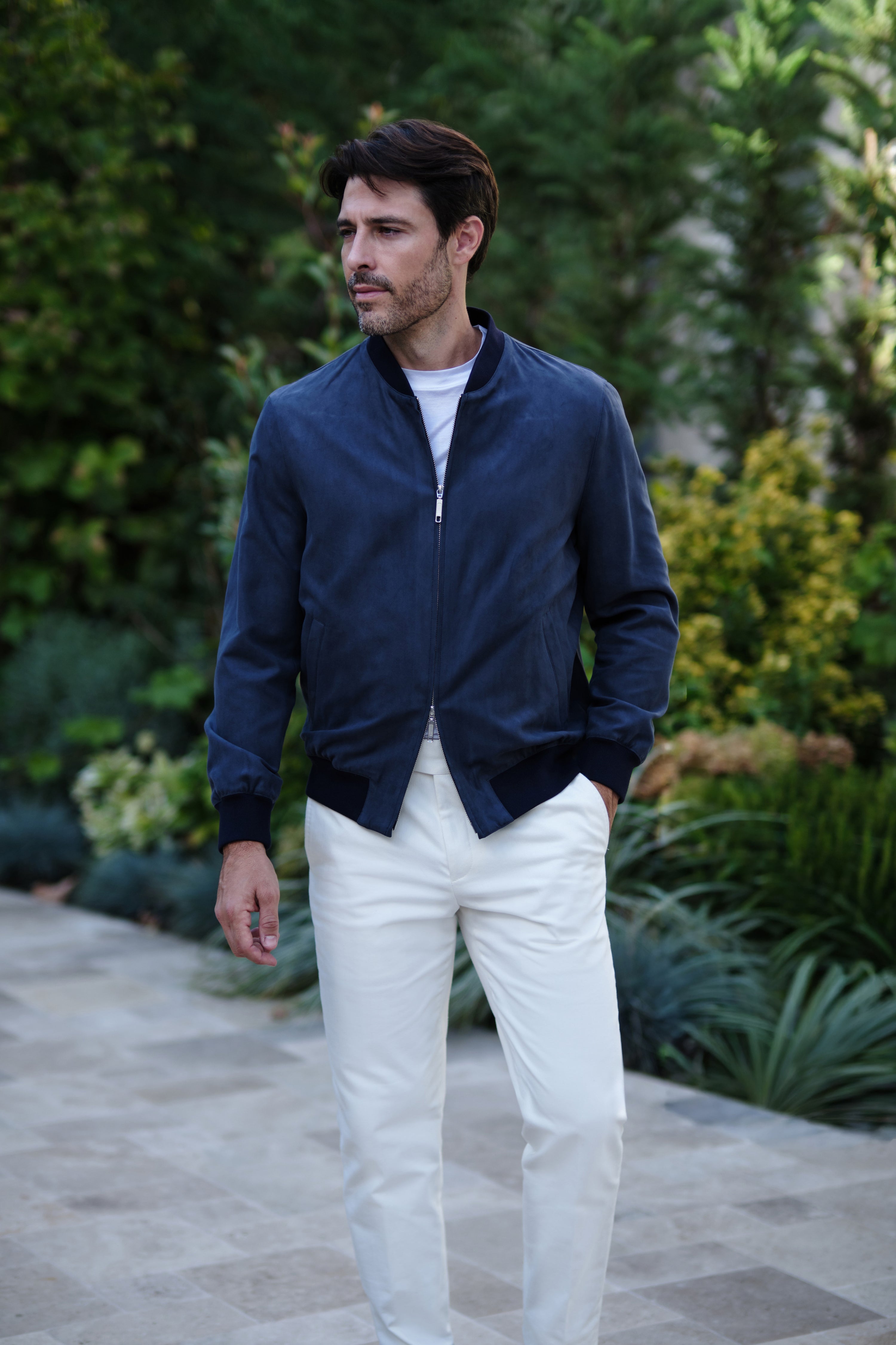 Look complet Consiglieri cu jachetă Bomber bleumarin și pantaloni albi