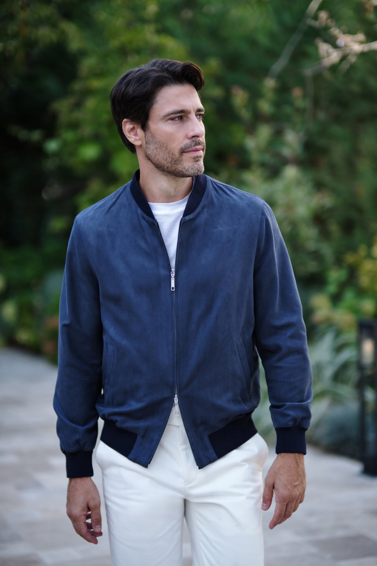 Portret exterior cu jachetă Bomber bleumarin și pantaloni albi