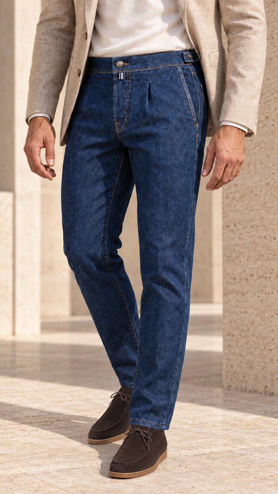 Vedere apropiată din față a ținutei cu pantaloni din denim și sacou oatmeal.