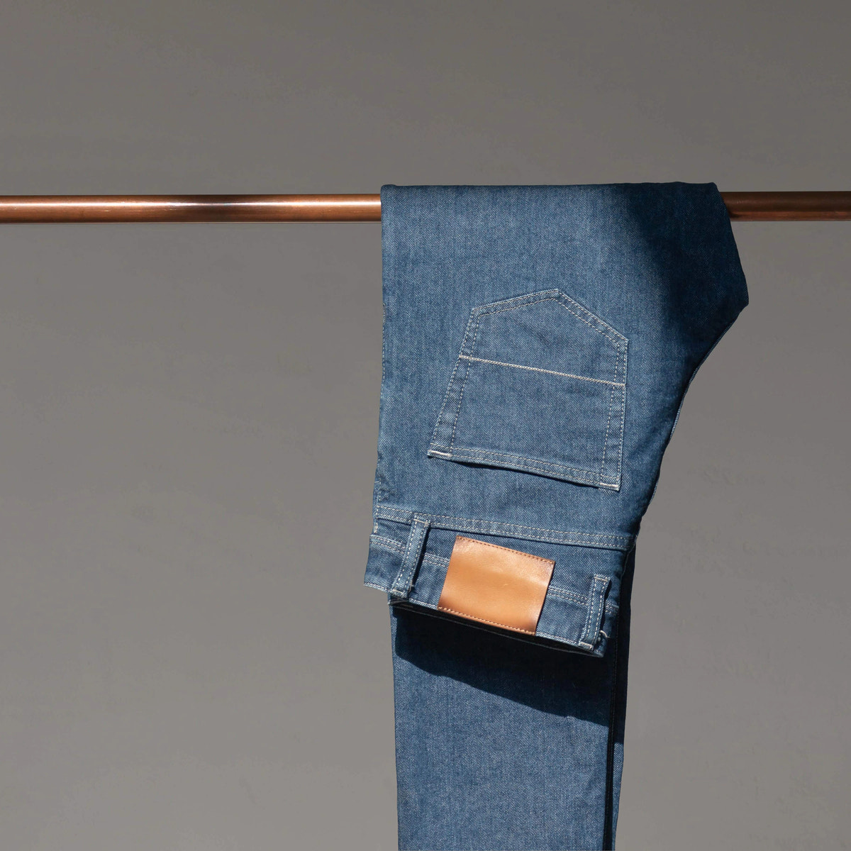 Denim albastru mediu și cusături deschise — detaliu Custom Made Jeans.