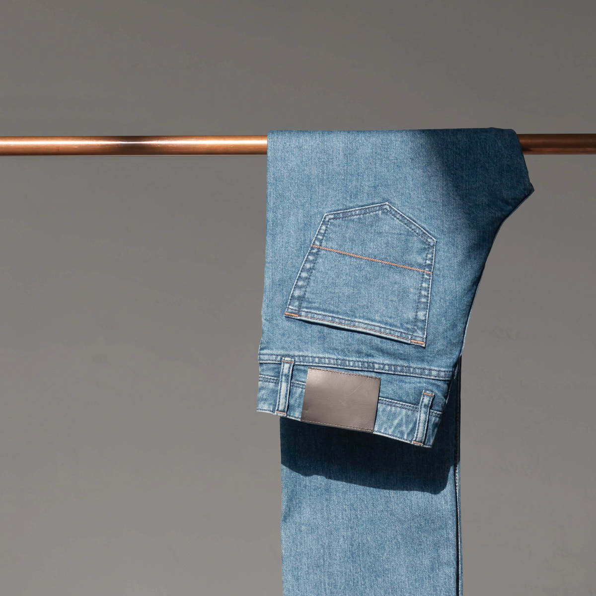 Denim albastru deschis prespălat, buzunar și cusături — detaliu Custom Made Jeans.