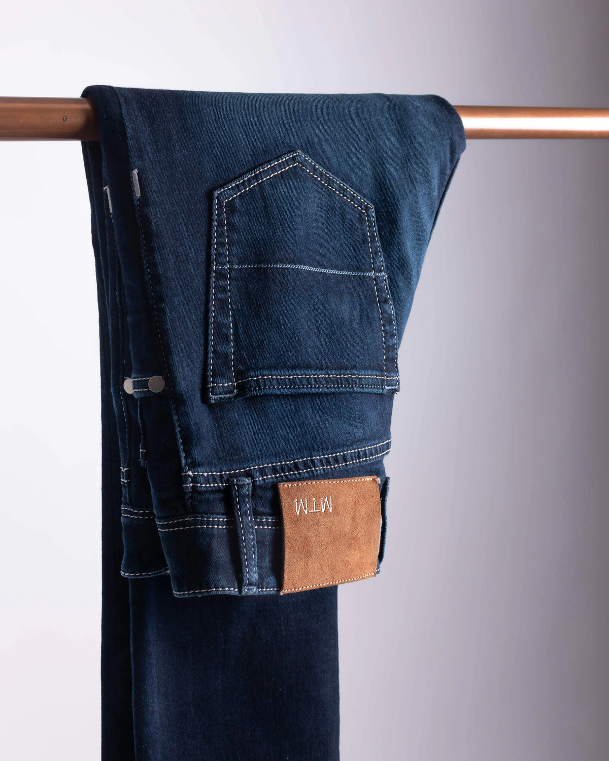Denim indigo cu cusături deschise și etichetă personalizată MTM.