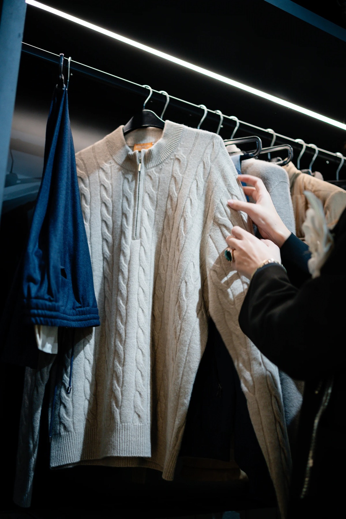 Selecție de knitwear și detaliu de cardigan.