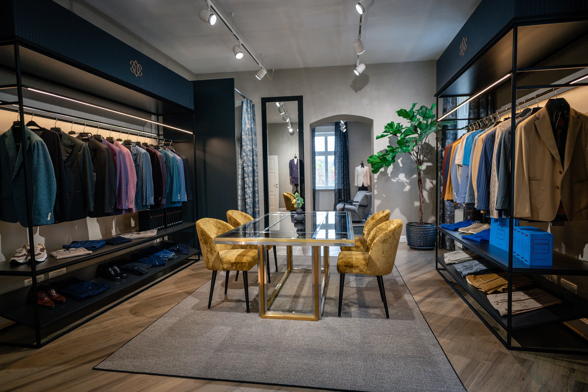 Showroom Consiglieri Timișoara — salonul de consultanță, între selecții de sacouri.