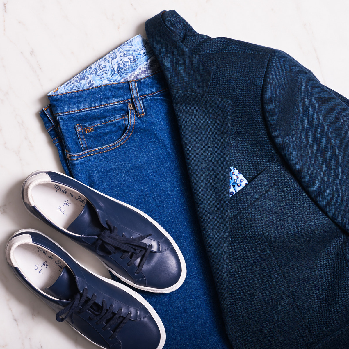 Jeans albaștri, sacou bleumarin și sneakers asortați Consiglieri